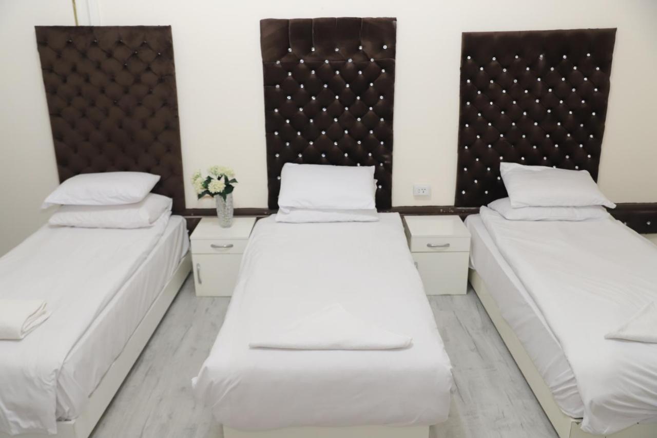 Hostel Palace Court *