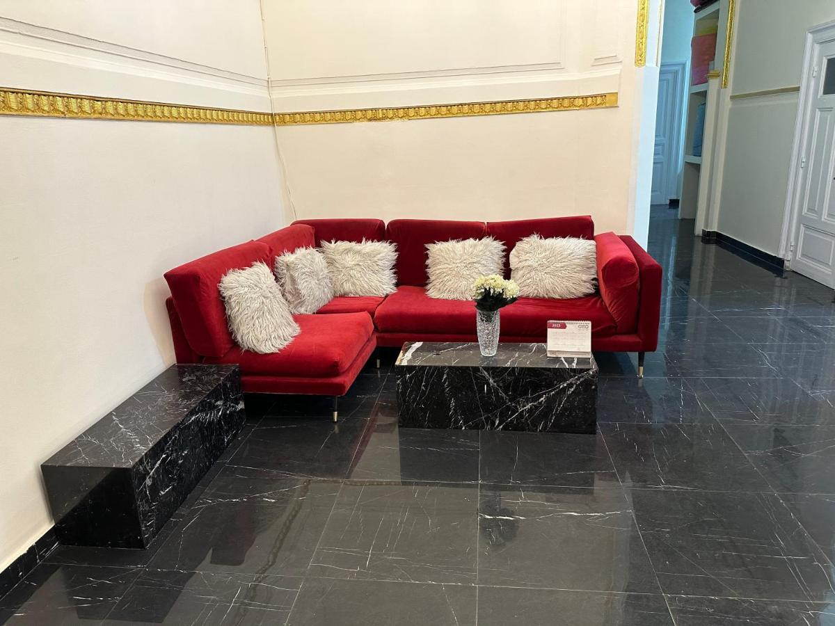 אכסניה Palace Court *